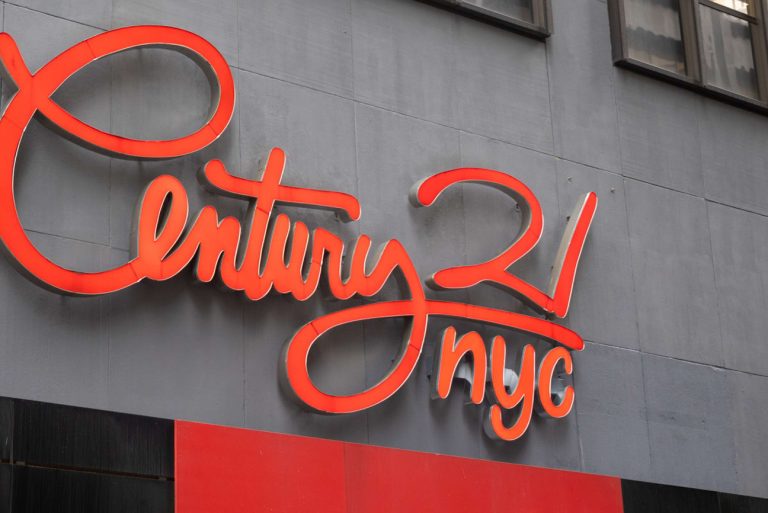 Century 21, A Lendária Loja De Descontos Em Roupas De Marca, Reabre Em NY