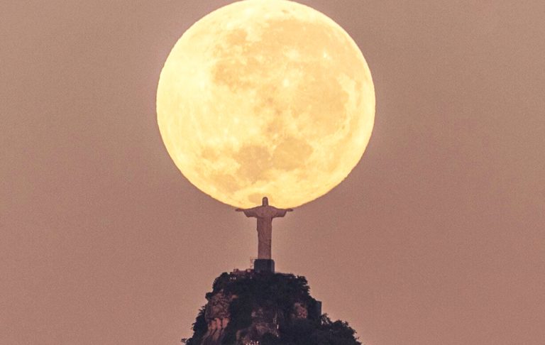 Photographer Captured A Stunning Image Of Christ The Redeemer “Holding” The Moon