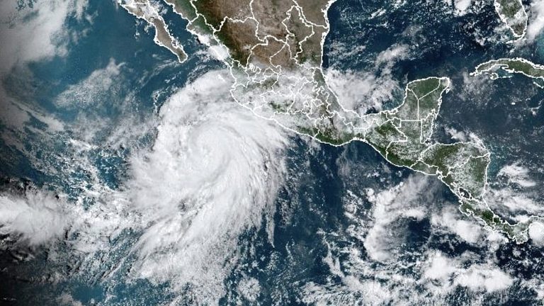 Tempestade Hilary Atinge A Califórnia Provocando Inundações