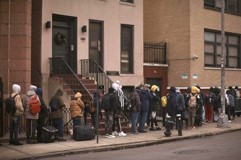 Cidade De NY Vai Dar Cartão Pré-Pago de US$13 Por Dia A Imigrantes Recém-chegados