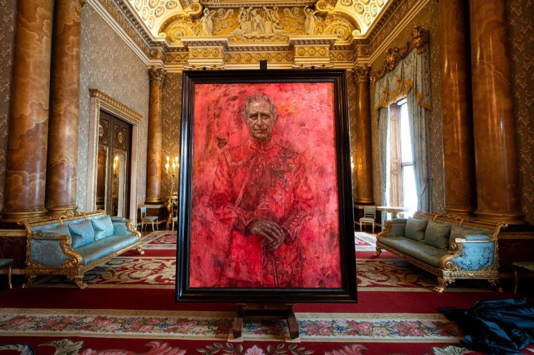 Muito Vermelho, Muito Vampírico: O Retrato Oficial Do Rei Charles III Recebeu Todos Os Tipos De Críticas