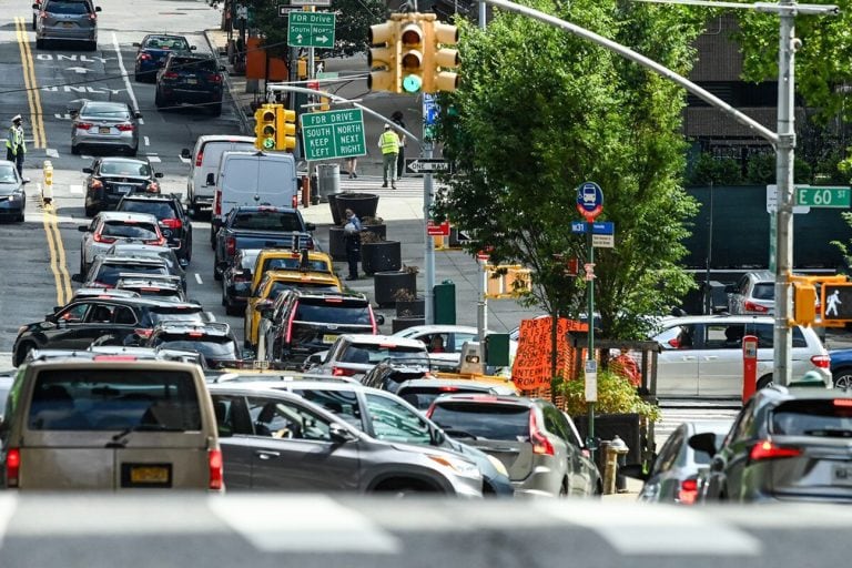 Governadora De NY Tenta Adiar Pedágio de Congestionamento, Segundo O The NYT