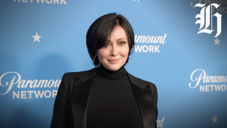 Shannen Doherty Se Rebelou Contra O Câncer Compartilhando Sua Jornada