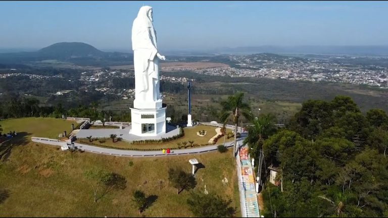 Escadaria que conta história de União da Vitória em mosaicos vira atração turística