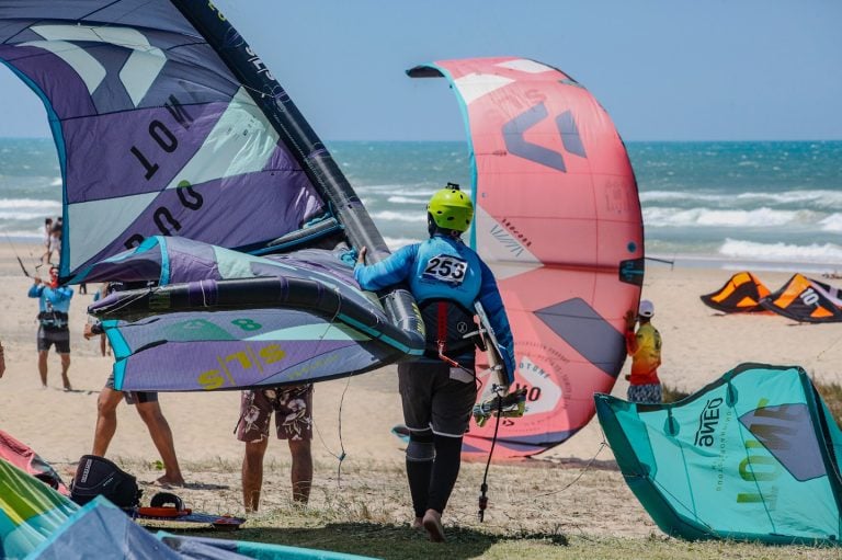 Com ventos ideais para a prática, Ceará atrai atletas e artistas interessados em kitesurfe