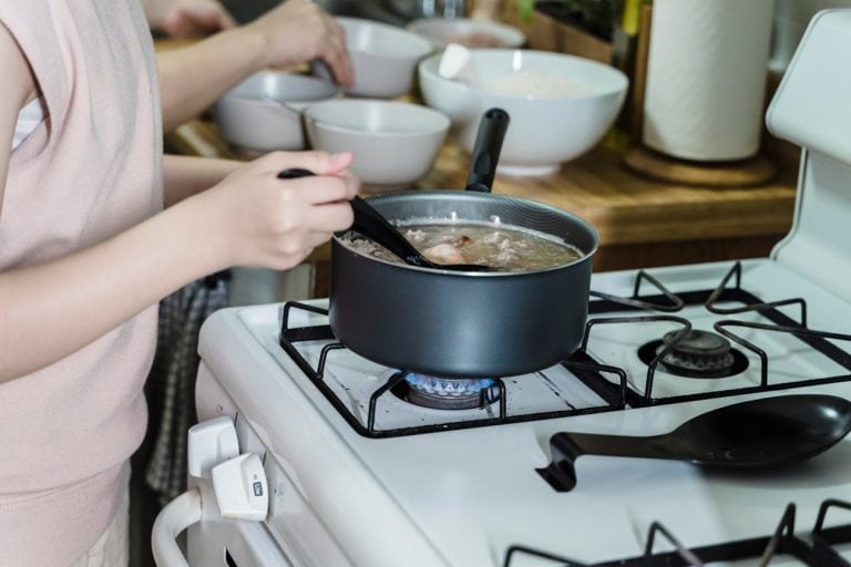 Você Precisa Jogar Fora Seus Utensílios De Cozinha De Plástico Preto?