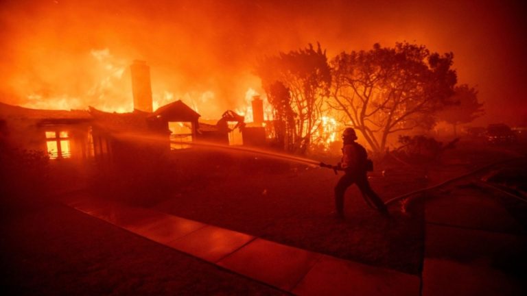 Moradores Fogem Enquanto Incêndios Florestais Se Espalham Pela Califórnia